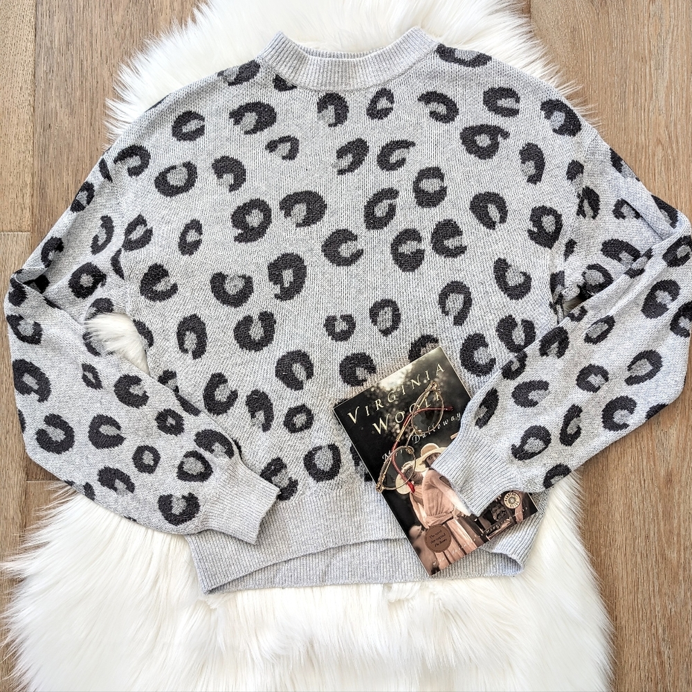 Abercrombie and Fitch gray leopard print sweater sz small